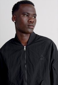 Jordan M J ESS STMT LTWT RNGD - Bomberjakke - black