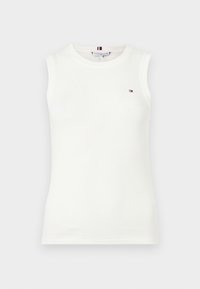 Λευκό βαμβακερό τοπ χωρίς μανίκια με στρογγυλή λαιμόκοψη και μικρό λογότυπο σε κόκκινες, λευκές και μπλε αποχρώσεις στο αριστερό στήθος.