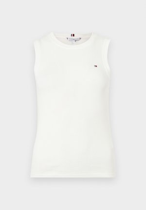 Biały bawełniany top bez rękawów z okrągłym dekoltem i małym logo w kolorach czerwonym, białym i niebieskim na lewej piersi.