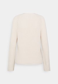 Pull en maille couleur crème avec manches longues, motif texturé sur les manches et col rond simple, vu de dos.