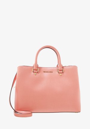 Różowa torebka o strukturalnym kształcie, wykonana z teksturowanego materiału, z złotymi akcentami, podwójnymi uchwytami na górze oraz odczepianym paskiem na ramię.