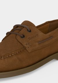 Καφέ σουέτ casual μοκασίνι με ραφές moc toe, δερμάτινα κορδόνια και λαστιχένια σόλα, με την επωνυμία "GANT" στο πλάι.