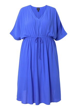 Sininen polvenpituinen mekko, jossa V-kaula-aukko, lyhyet leveät hihat ja säädettävä nyöritys vyötäröllä.