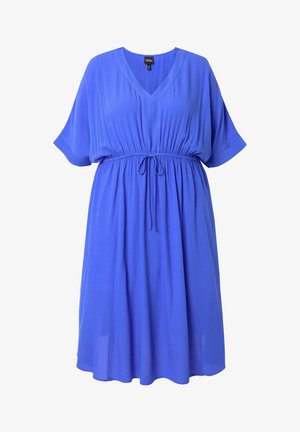 Blå knælængde kjole med V-udskæring, korte vide ærmer og justerbar snøre i taljen.