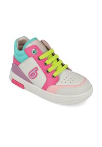 Zapatilla colorida con una parte superior de cuero blanco, acentos en rosa, morado y aqua, cordones verdes y puntera perforada para ventilación.