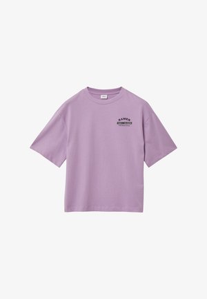 Lavendelkleurig T-shirt met korte mouwen van katoen, voorzien van een zwarte bedrukte grafiek met de tekst "RAMEN" en aanvullende tekst op de linkerkant van de borst.