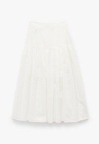 Falda blanca hasta la rodilla hecha de un tejido ligero con un diseño en capas, que presenta pequeños puntos texturizados en toda su superficie y una cinturilla elástica.
