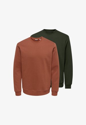 Due felpe girocollo semplici, una di colore ruggine davanti e una verde scuro dietro, posizionate su uno sfondo bianco.