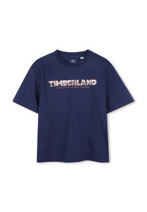 Marineblauw T-shirt met korte mouwen, bedrukt met de tekst "TIMBERLAND" en de slogan "STEP OUTSIDE & MOVE FORWARD" in wit en oranje op de voorkant.