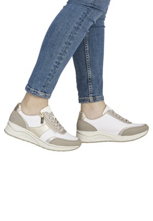 Baskets blanches et beiges avec une finition texturée, dotées d'un accent zip et d'un design à lacets, posées sur une semelle légère et amortie.