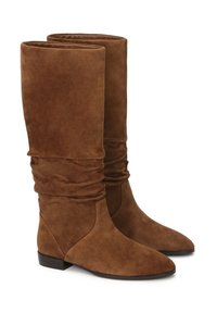 Bottes en suède brun jusqu'au genou avec un design affaissé, bout pointu et petit talon carré. Texture lisse avec des détails de couture minimaux.