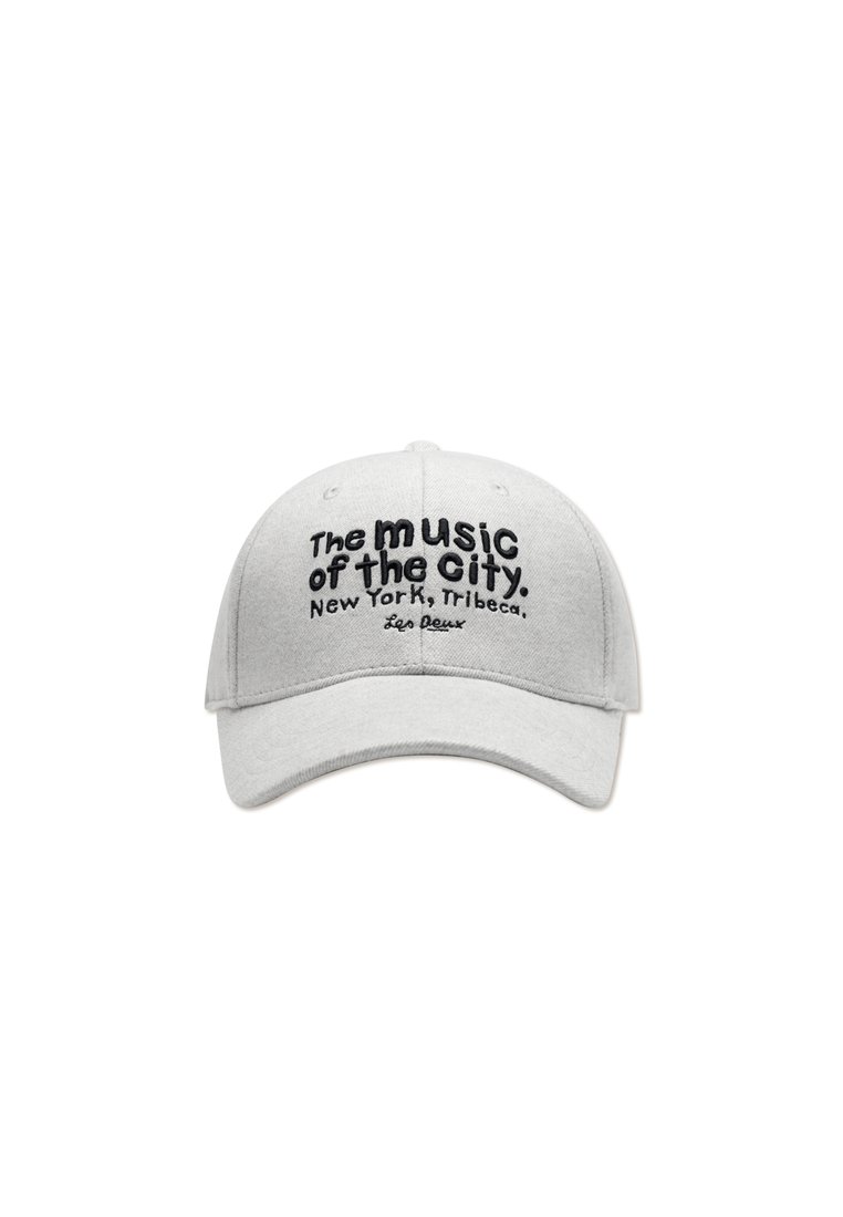 Grå baseballcaps laget av bomull med buet skjerm. Har svart brodert tekst: "Musikken fra byen. New York, Tribeca." og logo.