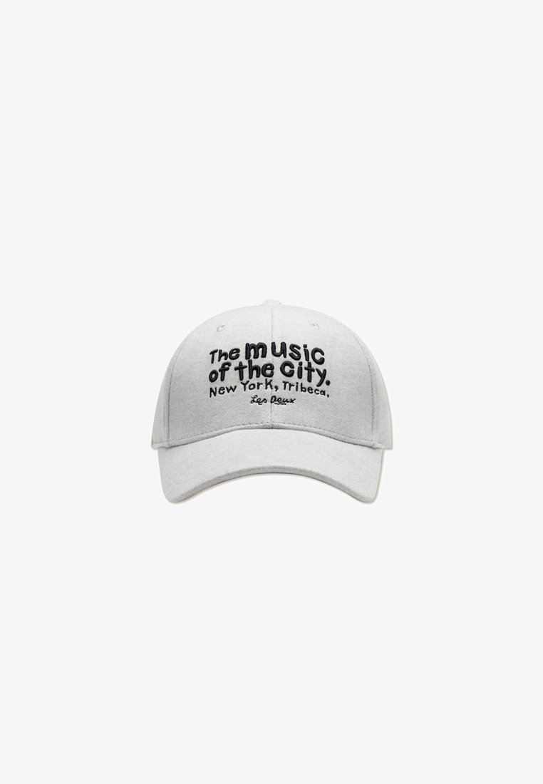 Hallitus hallidereba baseball-kiiver, mis on valmistatud puuvillast ja millel on kõver nokk. Selles on musta värvi broderitud tekst: "Linna muusika. New York, Tribeca." ja logo.