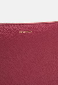Coccinelle BEST CROSSBODY - Mala a tiracolo - rosewood