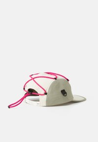 Cappellino da baseball con una combinazione di colori beige e grigio. Presenta un motivo a corda rosa, una visiera curva e una cinghia regolabile sul retro.