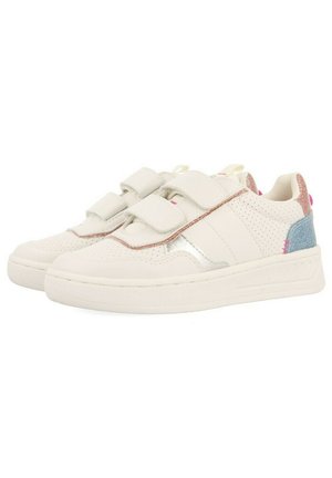 Zapatillas sintéticas blancas con cintas de velcro, diseño perforado, acentos en plata y rosa, y una suela texturizada. Detalle en el talón de color azul claro.