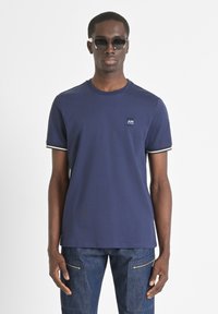 REGULAR FIT WITH LOGOED PATCH - Osnovna majica kratkih rukava - blue navy