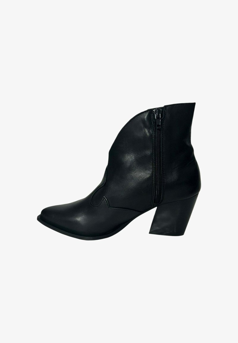 Botas de cuero negro hasta el tobillo con punta afilada y costuras decorativas. Con cremallera lateral, tacón ancho y textura suave.