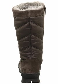 Hnědá kotníková bota s prošívaným designem, podšívkou z umělé kožešiny nahoře a pevnou gumovou podrážkou. Zip na zadní straně pro snadné obutí.