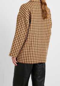 Gestuz Kort kappa / rock - brown
