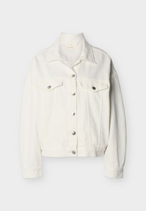 Λευκό τζιν μπουφάν με κλείσιμο με κουμπιά στο μπροστινό μέρος, δύο τσέπες στο στήθος με καπάκι και κουμπιά, μακριά μανίκια και μυτερό γιακά.