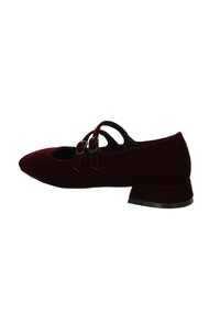 Scarpe in velluto bordeaux con punta a punta, tacco a blocco piccolo e due cinturini sottili con fibbie argentate. Texture liscia e design elegante.