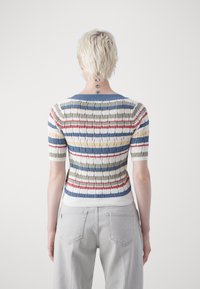 Pleten oben s kratkimi rokavi s horizontalnimi črtami v modri, zeleni, rdeči, rumeni in beli barvi; teksturiran vzorec; okrogli izrez.