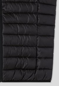 Gilet trapuntato nero con sezioni orizzontali, materiale in nylon lucido, chiusura a zip completa e una tasca con zip discreta.
