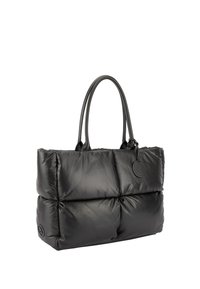 Zwarte gewatteerde tote bag met een gladde, glanzende oppervlakte, voorzien van gebogen handvatten en een ronde logo-accent. Rechthoekige vorm met een quilted ontwerp.