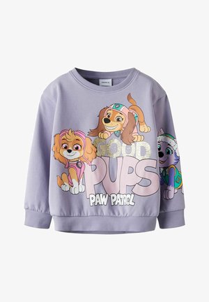 Lilla genser med tegneseriehunder fra Paw Patrol. Foran er det en grafikk med teksten "GOOD PUPS" i store bokstaver og fargerike detaljer.