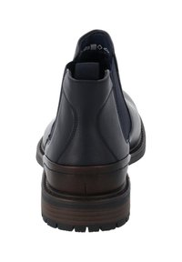 Botas de hombre en piel de color navy con paneles elásticos en los laterales, punta redonda y suela de goma marrón con un patrón de tracción texturizado.
