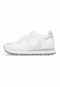 Weißer Sneaker mit metallischen goldenen Akzenten, strukturierten Stoffbereichen, runder Markierung an der Seite und einer grauen Gummisohle mit Profil.