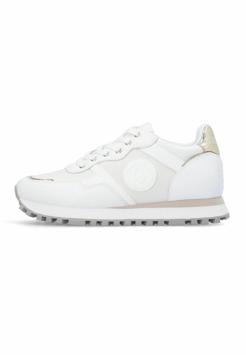 Weißer Sneaker mit metallischen goldenen Akzenten, strukturierten Stoffbereichen, runder Markierung an der Seite und einer grauen Gummisohle mit Profil.