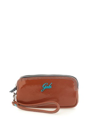 Piccolo portafoglio da polso in pelle marrone lucida con chiusura a zip e logo blu "Gabs" sul davanti.