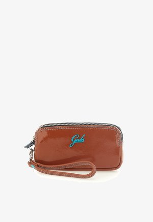 Piccolo portafoglio da polso in pelle marrone lucida con chiusura a zip e logo blu "Gabs" sul davanti.