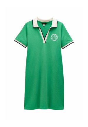 Grünes Polokleid mit weißen Kragen und marineblauen Akzenten, kurzen Ärmeln und einem kreisförmigen Logo auf der linken Brust. Aus Baumwollstoff gefertigt.