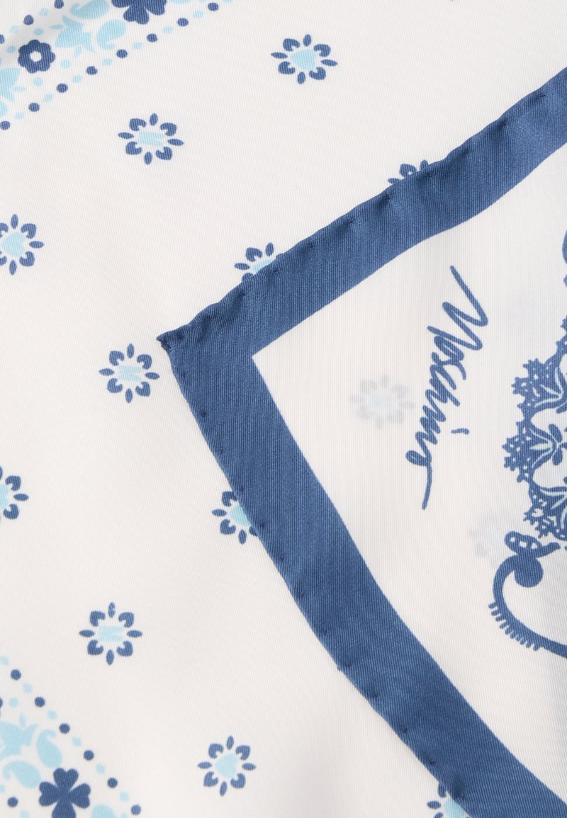 Écharpe en tissu avec un fond blanc orné de motifs floraux bleus et une bordure bleu foncé. Comprend une signature en écriture cursive.