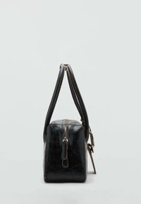 Bolso de mano rectangular negro de cuero con cierre visible y doble asa, mostrado de lado sobre un fondo claro liso.