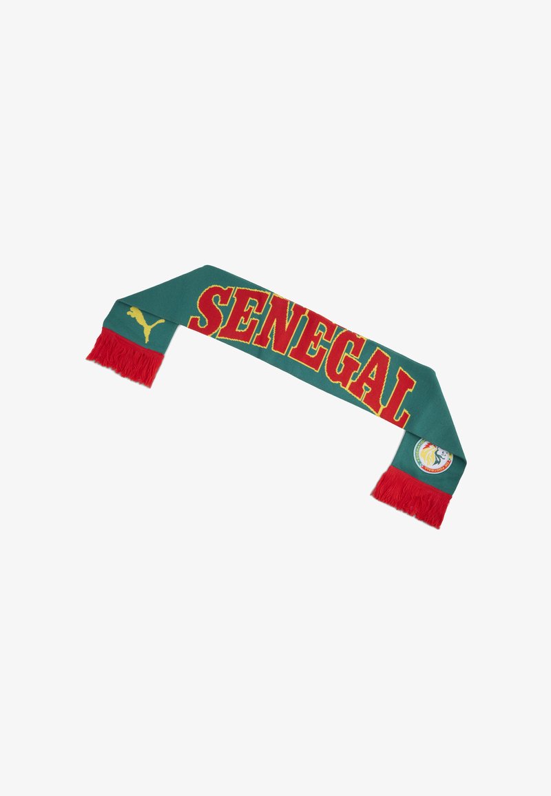 Écharpe verte avec des franges rouges présentant le mot Sénégal en grandes lettres rouges et jaunes, un logo Puma et l'emblème de la fédération sénégalaise de football.