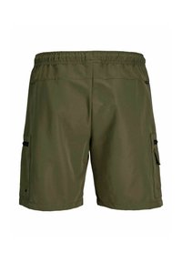 Pantaloni scurți cargo de culoare verde măslin cu talie elastică, buzunare laterale și un finisaj texturat. Include un buzunar suplimentar cu accente negre.