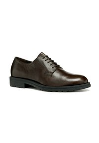Zapato de vestir de cuero marrón con acabado liso, punta redonda y diseño de seis ojales para cordones. Presenta una suela de goma texturizada para un mejor agarre.