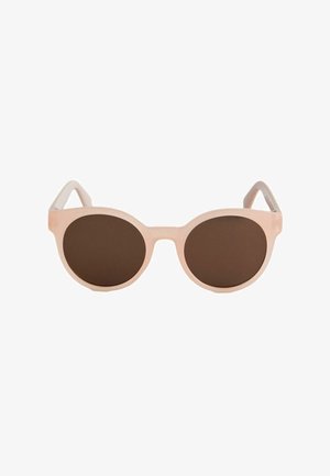 Gafas de sol redondas con montura rosa pálido y lentes marrón oscuro, diseñadas para uso casual.
