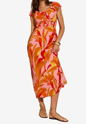 Robe longue en tissu rose avec des motifs floraux audacieux orange et jaune. Elle présente des manches courtes à volants et un corsage ajusté, s’évasant vers l'ourlet.