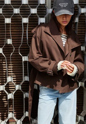 PULL&BEAR, SHORT WITH BELT - TRENCH COAT - Veste légère - brown