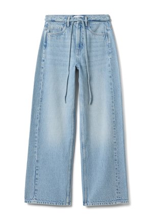 Jeans in denim azzurro chiaro a gamba larga con vita con coulisse, tasche frontali e cuciture visibili su sfondo bianco.