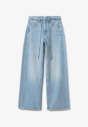 Hellblaue Jeans mit weitem Bein, Tunnelzug an der Taille, vorderen Taschen und sichtbaren Nähten vor weißem Hintergrund.