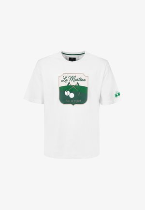 Biały t-shirt z krótkim rękawem z zielonym i beżowym herbem klubu polo oraz grafiką z przeciętymi kija na przodzie i małym zielonym graczem polo na rękawie.