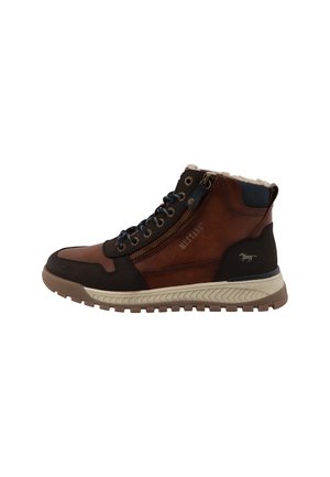 Brauner und schwarzer High-Top-Ledersneaker mit beiger Sohle, gepolstertem Knöchelkragen, seitlichem Reißverschluss, Schnürsenkeln und Mustang-Logo an der Außenseite.