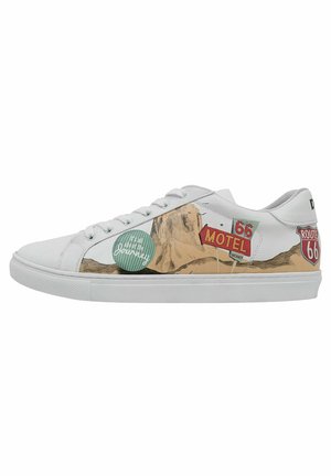 Weiße Sneaker mit einem Obermaterial aus glattem Leder, das Grafiken von Route 66 und Motel-Schildern zeigt, einer strukturierten Gummisohle und flachen Schnürsenkeln.