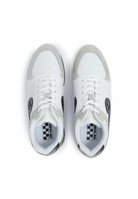 Witte leren sneakers met grijze suède accenten, geperforeerde delen en een zwart logo ontwerp. Vetersluiting met een inlegzool met ruitjespatroon.